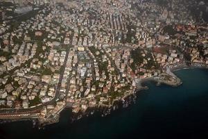 genoa itália panorama aéreo paisagem do avião foto