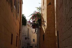 edifício de pedra da vila medieval de medina em malta foto