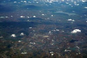 campos cultivados perto de guadalajara jalisco panorama aéreo paisagem de avião foto