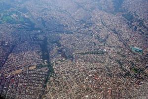 panorama aéreo da cidade do méxico paisagem do avião foto