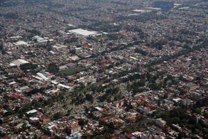 panorama aéreo da cidade do méxico paisagem do avião foto