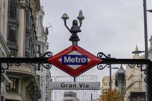 gran via placa de estação de metrô em madrid espanha foto