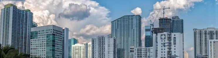 edifícios de condomínios modernos de miami beach foto