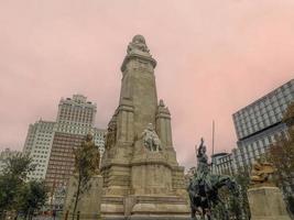 madri espanha lugar placa de espana monumento miguel de cervantes foto