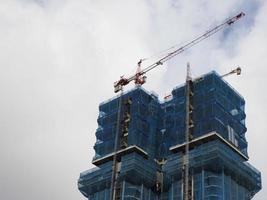 arranha-céu colon towers em reforma na praça de colon em madrid, espanha, 2022 foto