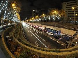 engarrafamento em madrid castilla place à noite com faixas de luzes de carros foto