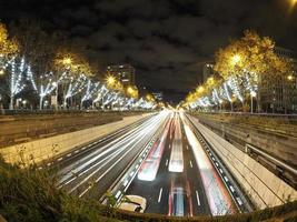 engarrafamento em madrid castilla place à noite com faixas de luzes de carros foto