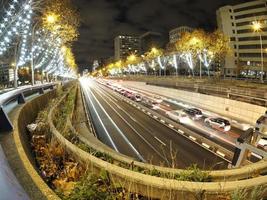 engarrafamento em madrid castilla place à noite com faixas de luzes de carros foto