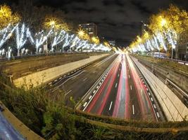 engarrafamento em madrid castilla place à noite com faixas de luzes de carros foto