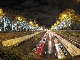 engarrafamento em madrid castilla place à noite com faixas de luzes de carros foto