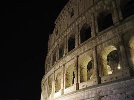 coliseu roma vista interior à noite foto