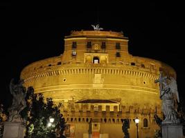 visão noturna do castel sant'angelo em roma, itália. castelo do santo anjo foto