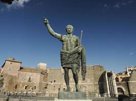 fóruns imperiais fori imperiali roma edifícios na passarela foto