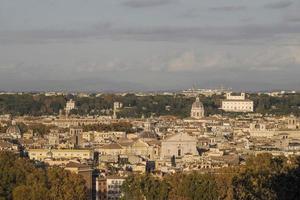 panorama de roma ao pôr do sol de gianicolo foto