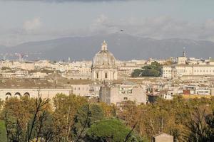 panorama de roma ao pôr do sol de gianicolo foto