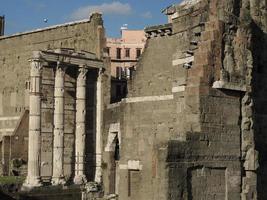 fóruns imperiais fori imperiali roma edifícios na passarela foto