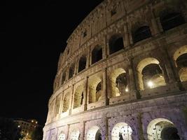 coliseu roma vista interior à noite foto