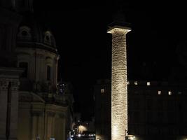 coluna traian fori imperiali vista de roma à noite foto