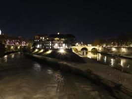 roma tiberina vista da ilha do tibre à noite foto