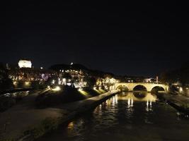 roma tiberina vista da ilha do tibre à noite foto