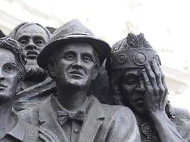 roma, itália - 25 de novembro de 2022, escultura do monumento dos migrantes no vaticano place st. praça de pedro em roma foto