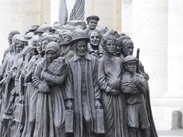 roma, itália - 25 de novembro de 2022, escultura do monumento dos migrantes no vaticano place st. praça de pedro em roma foto