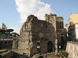 fóruns imperiais fori imperiali roma edifícios na passarela foto