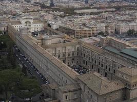 vista da basílica de são pedro roma do telhado foto