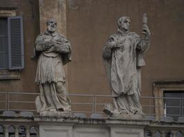 são peter basilica roma vista do detalhe da estátua foto