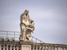 são peter basilica roma vista do detalhe da estátua foto