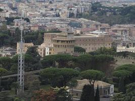 vista da basílica de são pedro roma do telhado foto