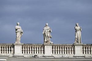 são peter basilica roma vista do detalhe da estátua foto