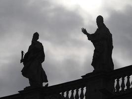 saint peter basilica roma vista da estátua detalhe silhueta foto