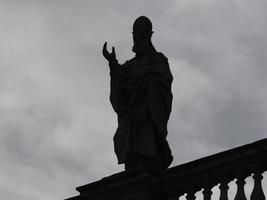 saint peter basilica roma vista da estátua detalhe silhueta foto