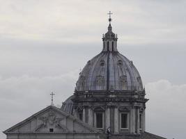 roma telhado da casa e cúpula da igreja paisagem urbana vista panorâmica do telhado foto