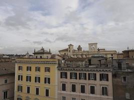 roma telhado da casa e cúpula da igreja paisagem urbana vista panorâmica do telhado foto