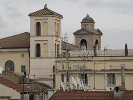 roma telhado da casa e cúpula da igreja paisagem urbana vista panorâmica do telhado foto