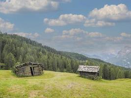 cabana de madeira abandonada nas dolomitas foto