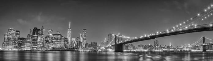 visão noturna da ponte de manhattan em nova york foto