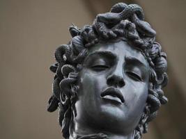 detalhe da estátua de bronze perseus cellini foto