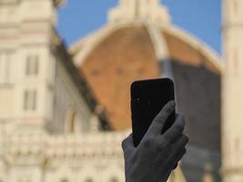 selfie com celular no detalhe do domo de florença santa maria del fiore foto