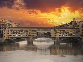 ponte vecchio ponte florença ao pôr do sol foto