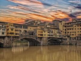 ponte vecchio ponte rio arno florença ao pôr do sol vista foto