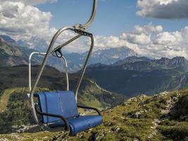 teleférico de cadeira nas dolomitas foto