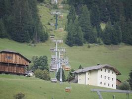 teleférico de cadeira nas dolomitas foto