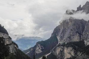 montanhas dolomitas em um dia nublado foto