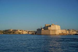 vista de malta 3 cidades de la valletta no panorama do pôr do sol foto