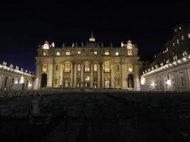 vista da basílica de são pedro roma à noite foto