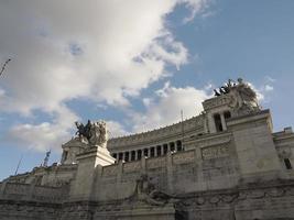 altare della patria vista de roma itália em dia ensolarado foto