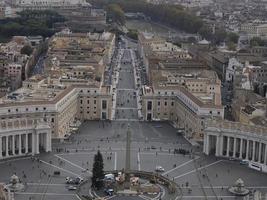 vista da basílica de são pedro roma do telhado foto